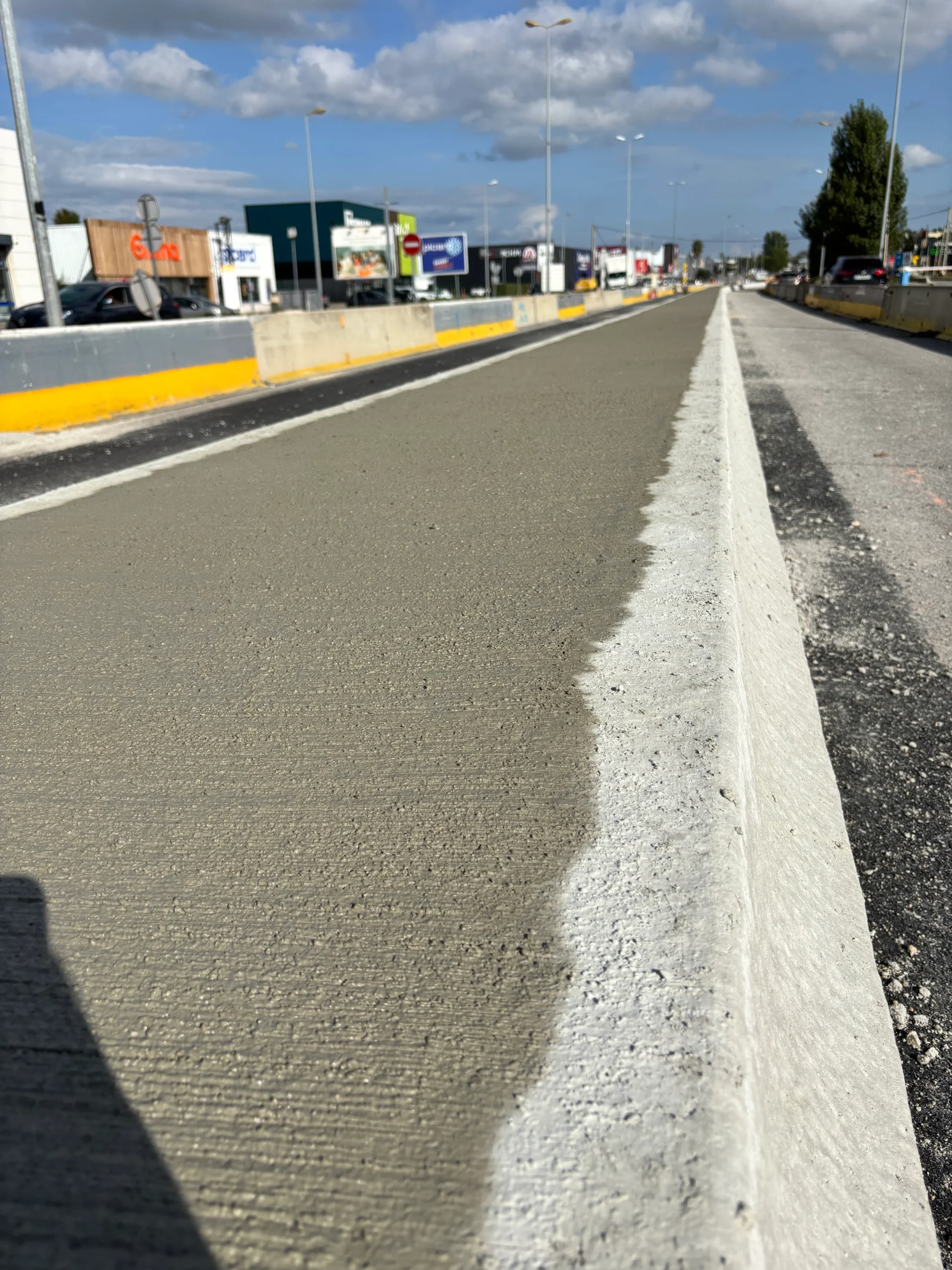 Coulage et finition de béton balayé à Plan-de-Campagne (PACA)