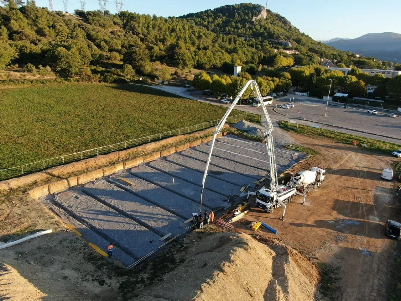 Préparation de plateforme avant dalle béton pour terrain de padel