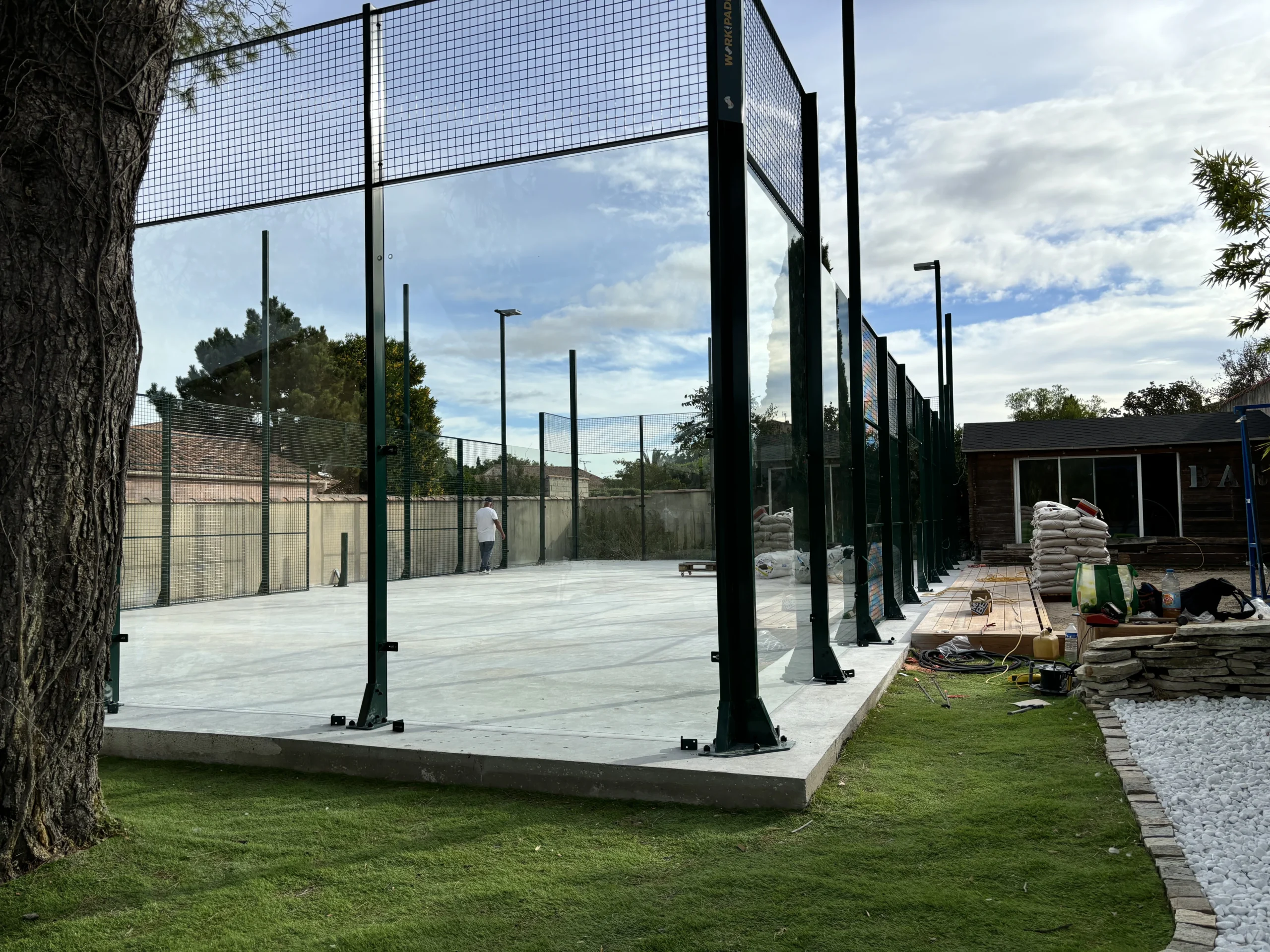 Marignane (13) - montage structure et vitrages terrain de padel